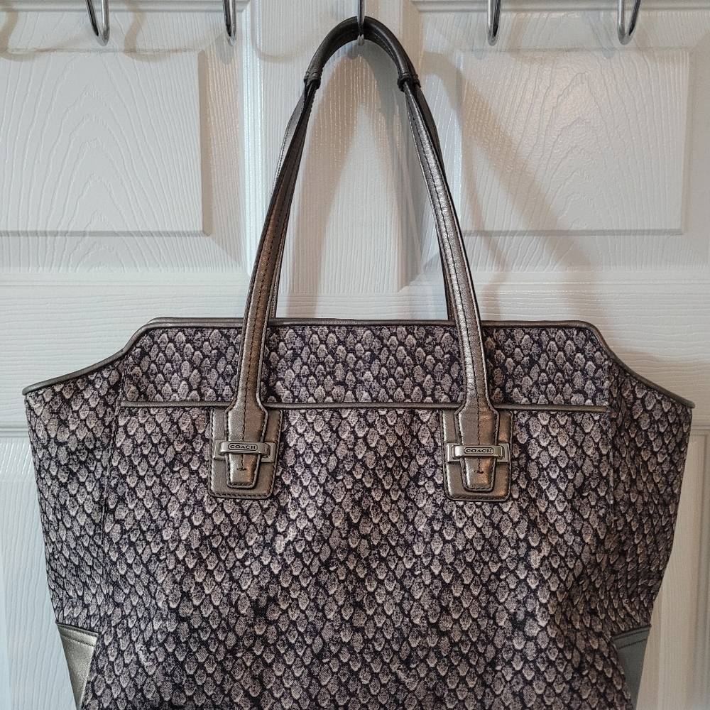 Very nice brown Coach purse measuring 12x10x3 in very good condition